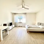 Bright Studio Apartment With Free Private Parking